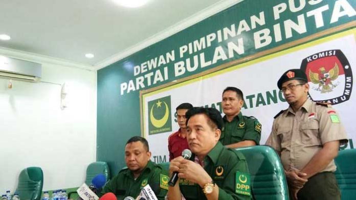 Ketua Umum Partai Bulan Bintang, Yusril Ihza Mahendra (kanan depan). foto: ist)