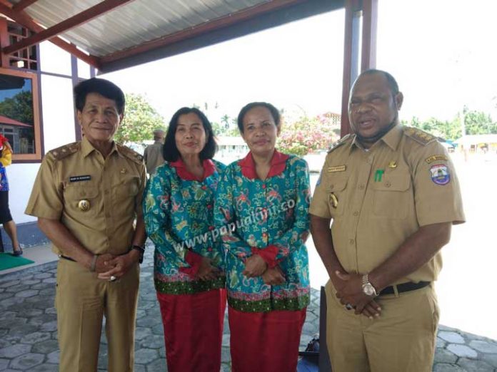 Ketua PKK Papua Barat, Juliana A Kiriwena, S.Sos (kedua kanan) dan Wakil Ketua II PKK PB, Ny Lastri Mandacan (kedua kiri) didampingi Bupati Manokwari Selatan, Markus Waran (kanan), dan Wakil Bupati Manokwari Selatan Wempie Rengkung (kiri) dalam kunjungan PKK PB ke Mansel, Selasa (20/2).