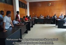 Jelang Pelantikan, MRPB Terima Aspirasi Mahasiswa Raja Ampat Penyampaian aspirasi mahasiswa Raja Ampat di MRPB, Selasa (13/2).