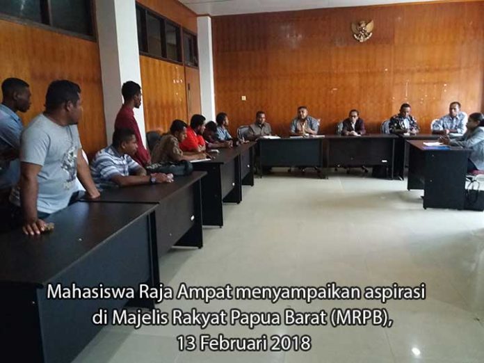 Penyampaian aspirasi mahasiswa Raja Ampat di MRPB, Selasa (13/2).