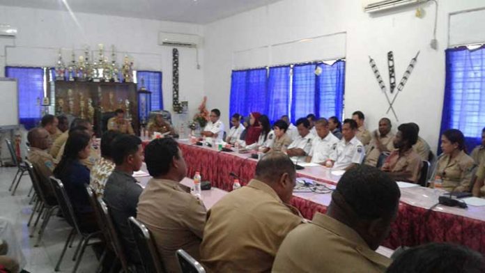 Pertemuan Bupati Kaimana dengan para Kepala Distrik serta pegawai yang bertugas di Distrik Teluk Etna, Selasa (6/2).