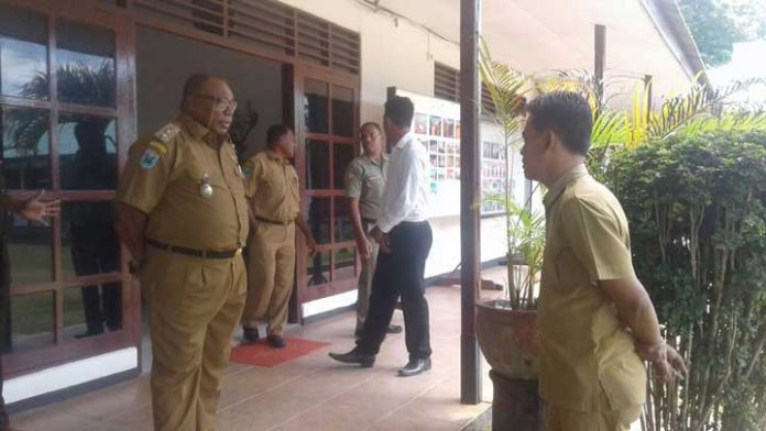 Wakil Bupati Kaimana, Ismael Sirfefa, S.Sos, MH (kiri).