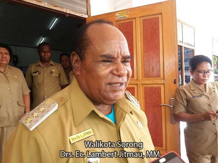 Walikota Sorong Drs. Ec. Lambert Jitmau.