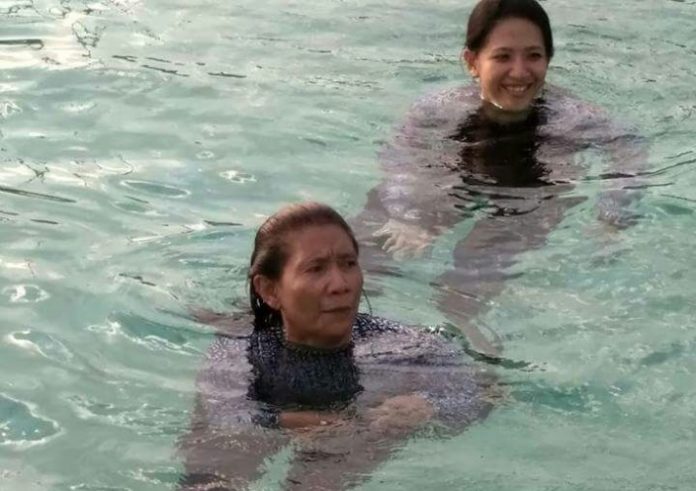 Menteri Susi saat Pudjiastuti berenang di laut Natuna. (foto: ist)