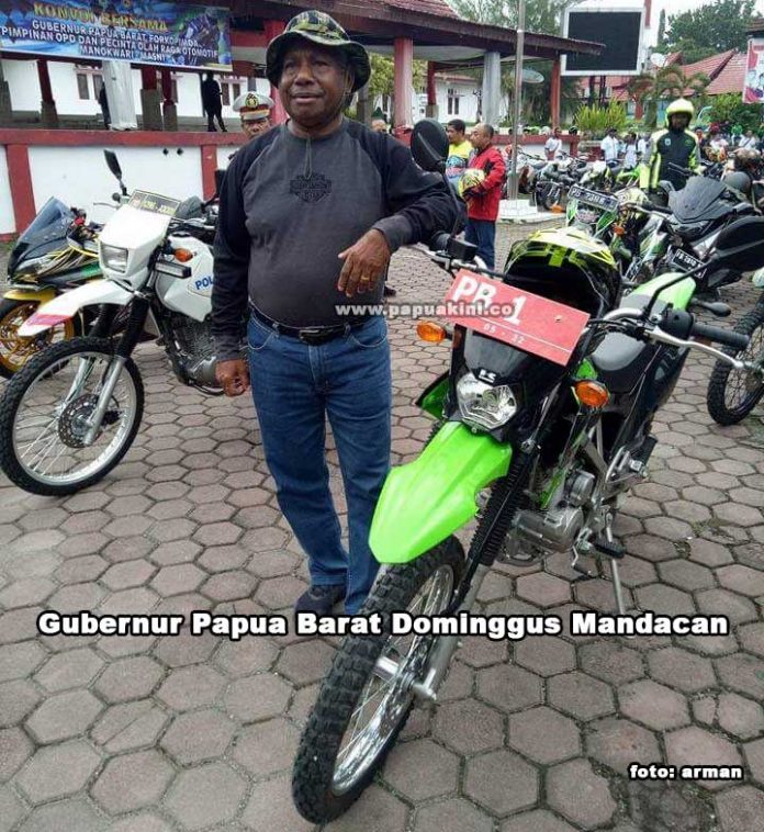 Gubernur Papua Barat Dominggus Mandacan memimpin konvoi menuju Masni untuk mengecek kesiapan sirkuit motoprix.