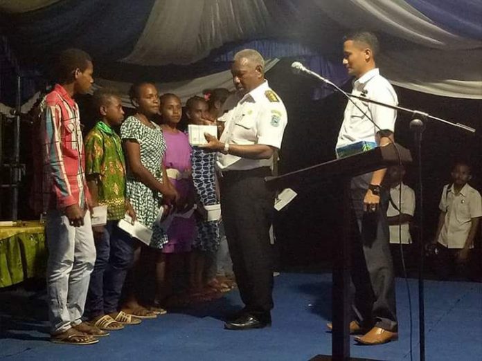 Gubernur Papua Barat Drs Dominggus Mandacan saat membagikan kartu BPKS Kesehatan i Kampung Sembab, Distrik Masni, Kabupaten Manokwari, Rabu (28/3).