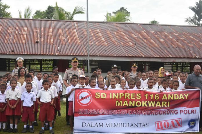 Kapolda Papua Barat Brigjen Pol Rudolf Alberth Rodja bersama siswa SD Inpres 116 Andai, Manokwari, Papua Barat, Selasa (27/3). (foto: ist/Biro Humas Polda PB)