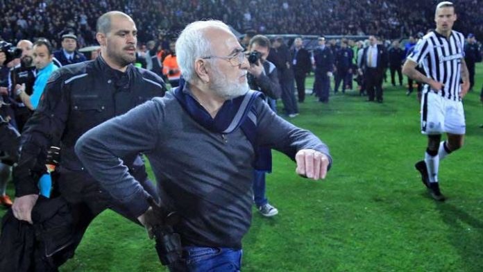 Ivan Vassidis bos PAOK Salonika, saat memasuki lapangan dengan pistol di pinggang.