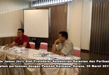 Menteri Susi Batal Datang, Bupati Kaimana Akan Surati Kementerian Kelautan dan Perikanan I Made James (kiri) Staf Protokoler Kementrian Kelautan dan Perikanan RI ketika melakukan pertemuan dengan Pemkab Kaimana, Selasa, 20 Maret 2018.