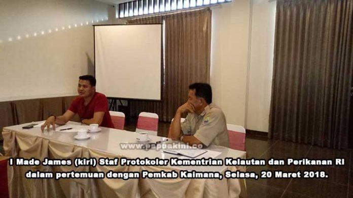 I Made James (kiri) Staf Protokoler Kementrian Kelautan dan Perikanan RI ketika melakukan pertemuan dengan Pemkab Kaimana, Selasa, 20 Maret 2018.