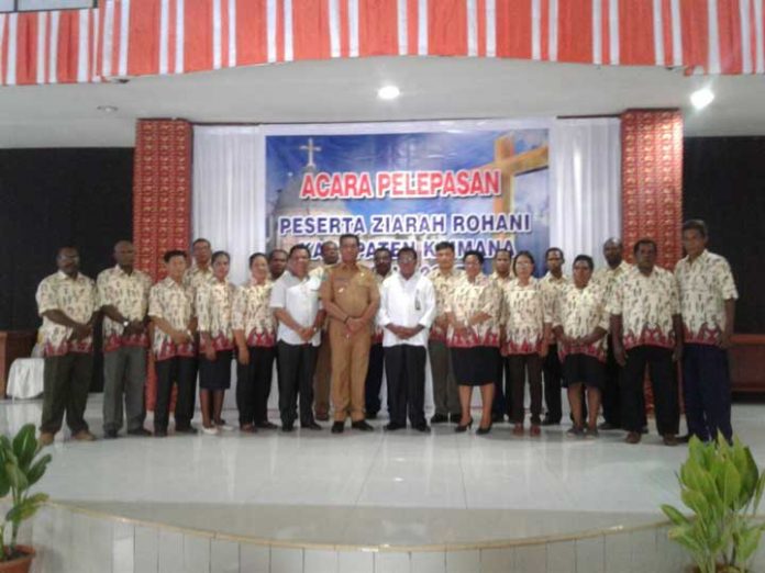 Bupati Kaimana Drs Matias Mairuma bersama peserta ziarah rohani.