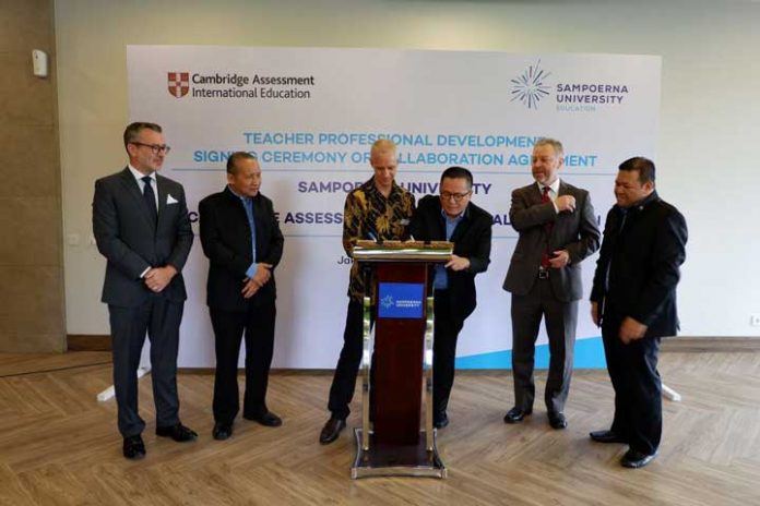 Penandatanganan kontrak kerjasama Cambridge Assessment International Education dengan Putera Sampoerna Foundation. (foto; ist)