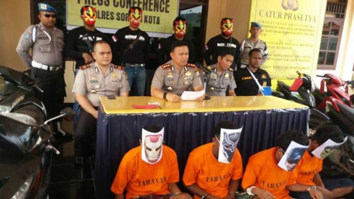 Para terduga berbagai kasus pencurian kendaraan bermotor (curamor) di Sorong, Papua Barat.