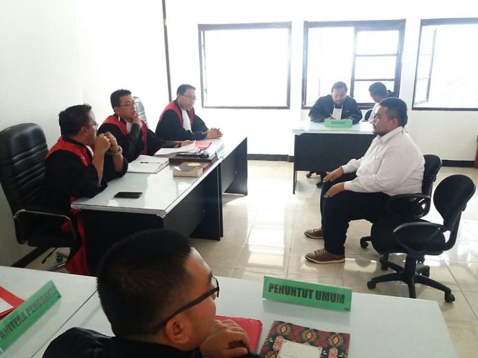 Sidang putusan Erwin S Lumbanraja pemilik 18.33 gram ganja kering di PN Sorong, Selasa (27/3).