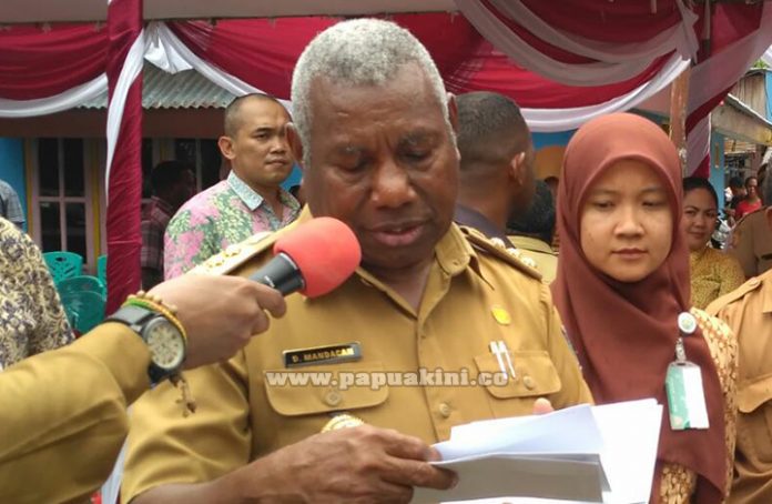 Gubernur Papua Barat Dominggus Mandacan di Arkuki, Selasa (27/3).