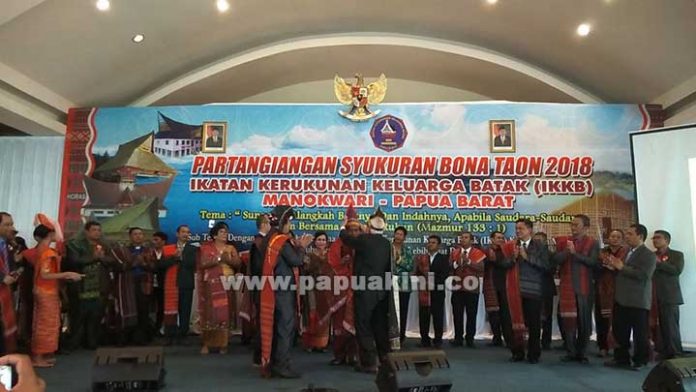 Gubernur Papua Barat Drs. Dominggus Mandacan saat dinobatkan sebagai sepupuh IKKB Manokwari, 17 Maret 2018.