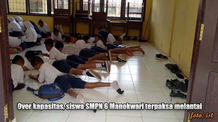 over kapasitas siswa smpn 6 manokwari terpaksa melantai