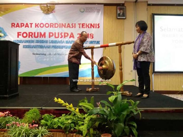 Sesmen Pemberdayaan Perempuan dan Perlindungan Anak (PPPA), Dr. Pribudiarta Nur Sitepu, MM dan Deputi Partisipasi Masyarakat Kementrian PPPA, Ir. Agustina Erni, M.Sc membuka Rakortek Puspa Daerah di Hotel Grand Candi, Semarang, Jawa Tengah, Senin, (26/3).