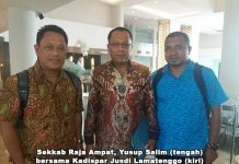 Wisata Selam Raja Ampat Primadona Deep Dive Expo 2018 Sekkab Raja Ampat, Yusup Salim (tengah), didampingi Kadis Pariwisata, Jusdi Lamatenggo (kiri) dan Kadis Perikanan, Bertolemeus Imbir.