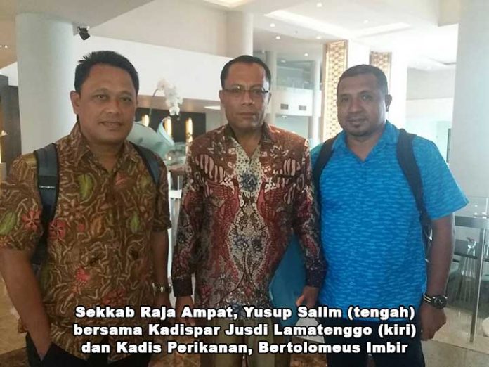Sekkab Raja Ampat, Yusup Salim (tengah), didampingi Kadis Pariwisata, Jusdi Lamatenggo (kiri) dan Kadis Perikanan, Bertolemeus Imbir.