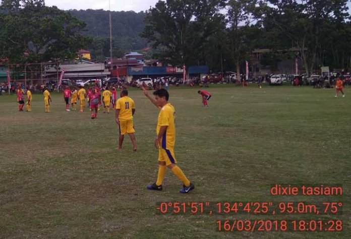 Wakil Bupati Manokwari Selatan, Wempie Rengkung, dalam laga eksibisi Pemprov Papua Barat kontra Pemkab Mansel di Lapangan Borarsi, Manokwari, Jumat (1/3). (foto: dixietasiam)