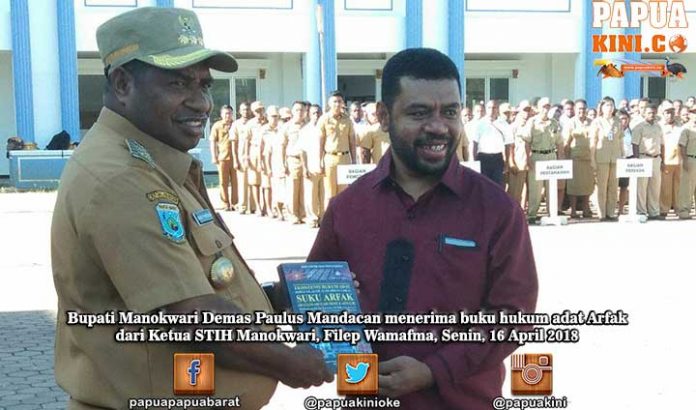 STIH Serahkan Buku Hukum Adat Arfak ke Bupati Manokwari