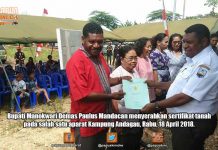 Serahkan Sertifikat Tanah, Bupati Manokwari Ingatkan Soal Domisili Serahkan Sertifikat Tanah, Bupati Manokwari Ingatkan Soal Domisili