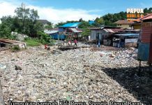 Warga Bersihkan Bantaran Kali Remu