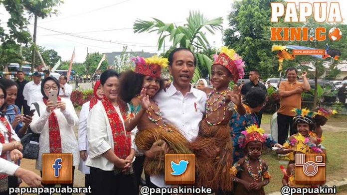 Kunjungi TK Santa Theresia, Presiden Gendong Anak Papua
