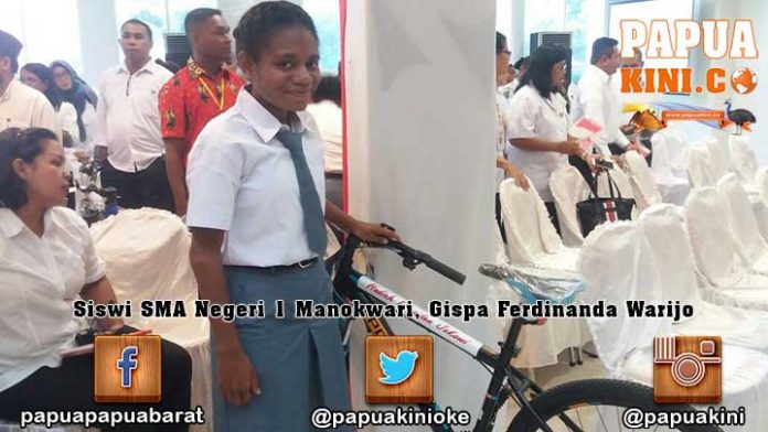 Siswi SMAN 1 Manokwari dan Siswa SMP Don Bosco Sorong Dapat Sepeda Presiden