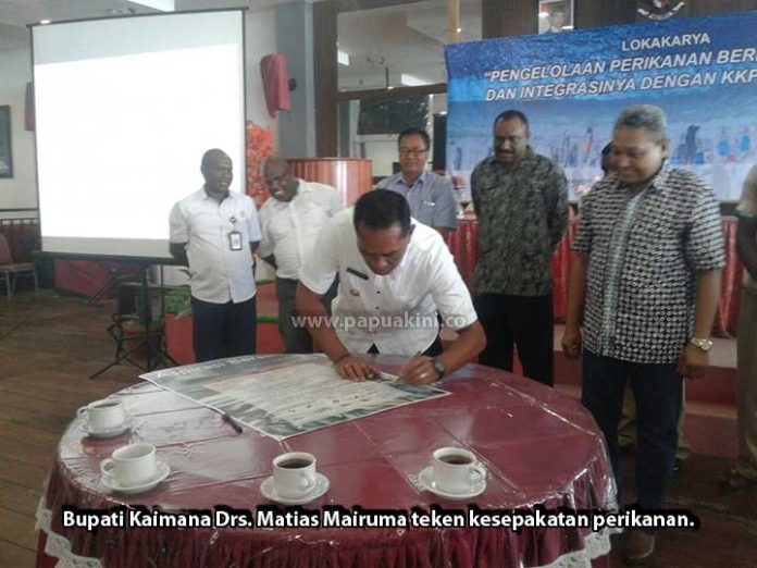 bupati-kaimana-matias-mairuma-teken-kesepakatan-perikanan Warga Kaimana Sepakat Perikanan Adat Berdasarkan Aturan dan UU