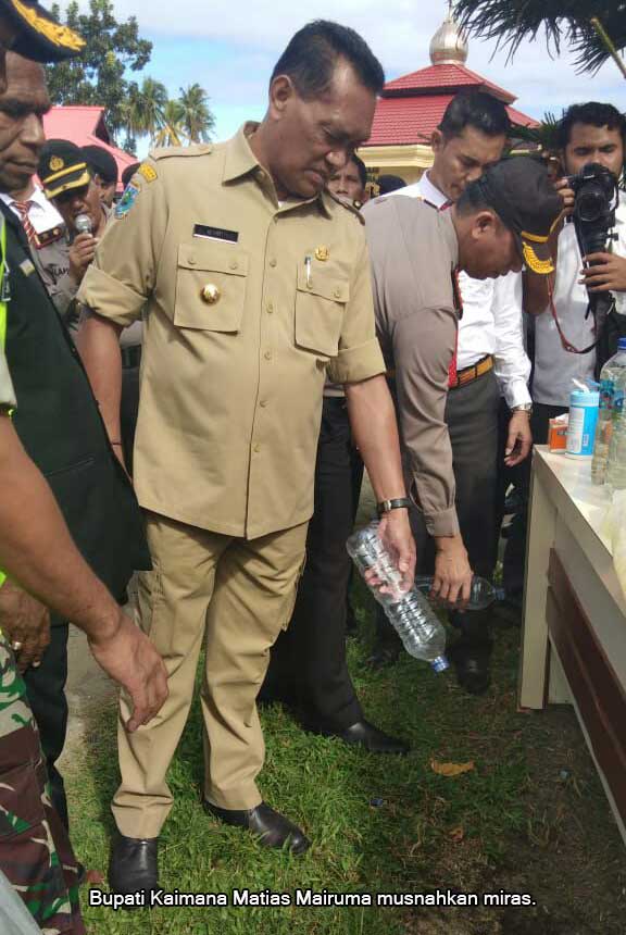 bupati-kaimana-musnahkan-miras Polres Kaimana Musnahkan 3.052 Liter Milo