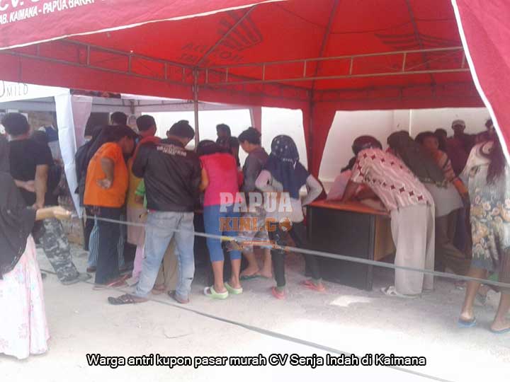 warga-antri-pasar-murah-Kaimana