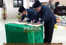 Bupati Wondama: Banyak, Banyak, Banyak Terima Kasih Penandatangan berita acara dokumen LKPJ APBD TA 2017 oleh Ketua DPRD Kuro Matani dan Bupati Wondama Bernadus A Imburi