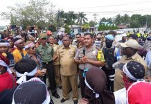 Warga Teminabuan Aksi Damai Minta Pemkab dan Polres Sorsel Tuntaskan Pembunuhan Suci Warga Teminabuan Aksi Damai Minta Pemkab dan Polres Sorsel Tuntaskan Pembunuhan Suci