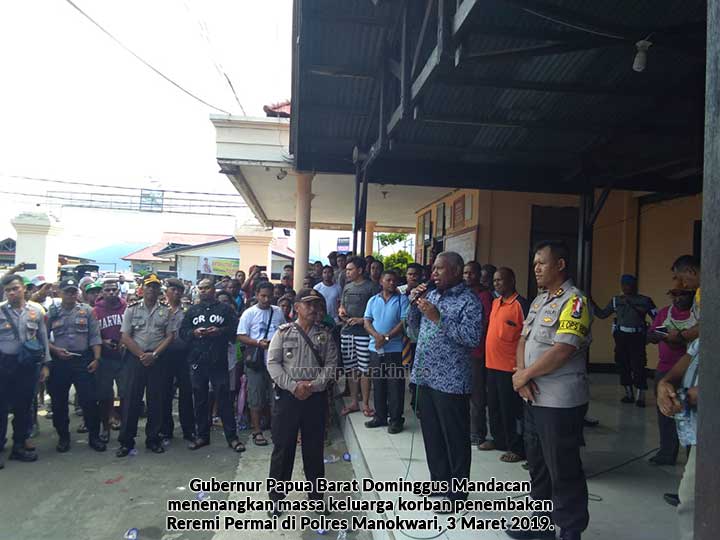 Gubernur-Papua-Barat-tenangkan-massa Jenazah Korban Penembakan Diarak ke Polres, Gubernur Tenangkan Massa