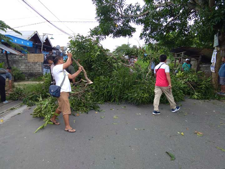 buka-palang Polisi Buka Paksa Palang Jalan Reremi