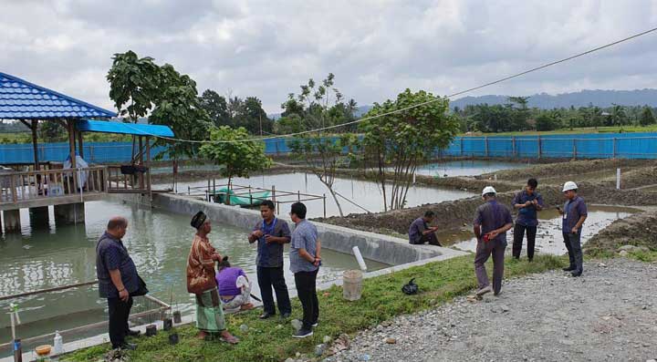 PLN-ULP-Prafi-tinjau-TKP Listrik On Saat Korban Tewas Perbaiki Lampu di Kolam Ikan