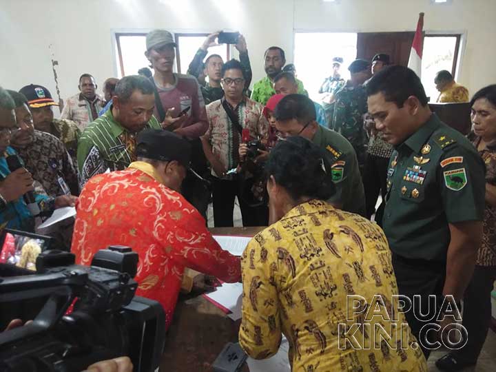 Penandatangan-berita-acara-ganti-rugi Pemprov Papua Barat dan Masyarakat Sepakat 130 Ribu per Meter untuk Lahan RS Tentara dan Batalyon Infantri