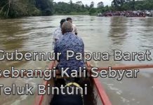 Hadiri OMK Teluk Bintuni, Gubernur Seberangi Kali Sebyar Dengan Perahu
