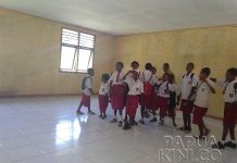 Kabid SD Dinas Pendidikan Manokwari Tunggu Informasi Lanjutan Soal SD Mupi Tanpa Meja Kursi Kabid SD Dinas Pendidikan Manokwari Tunggu Informasi Lanjutan Soal SD Mupi Tanpa Meja Kursi