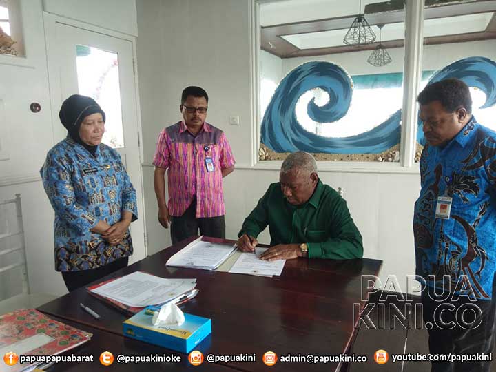 Gubernur-Papua-Barat-tandatangan-aspirasi Gubernur Teken Surat Pengantar Aspirasi Masyarakat Papua Barat Soal Rasisme