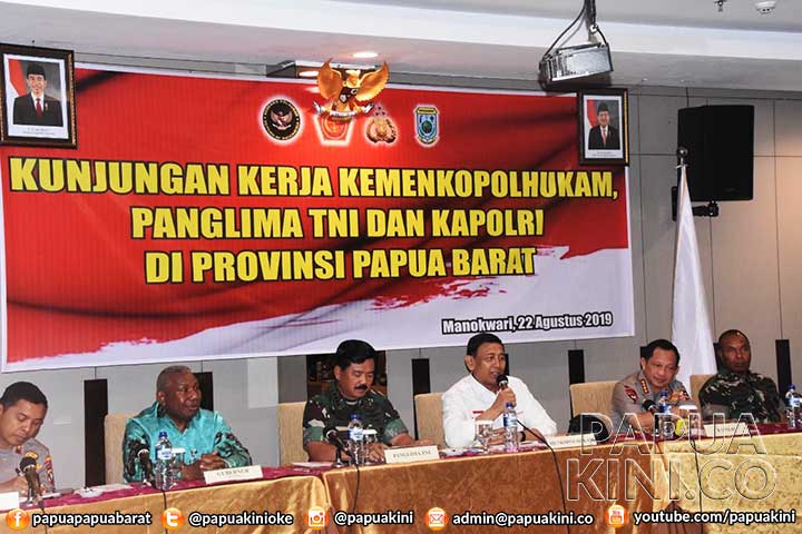 pertemuan-wiranto-papua-barat Menko Polhukan Wiranto Ditusuk di Pandeglang, Pelaku Diduga Simpatisan ISIS