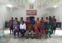 Ketua DPRD Manokwari Pesan Perempuan Arfak Harus Bersatu Ketua DPRD Manokwari Yustinus Dowansiba bersama pengurus Perkumpulan Perempuan Arfak Manokwari.