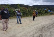 Gubernur Papua Barat, Bupati Pegaf Pegang Meteran Ukur Bandara Anggi Gubernur Papua Barat, Bupati Pegaf Pegang Meteran Ukur Bandara Anggi
