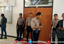 4 SST Sabhara dan Brimob Kawal Sidang Pembakaran Bendera Merah Putih 4 SST Sabhara dan Brimob Kawal Sidang Pembakaran Bendera Merah Putih