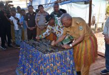 Gubernur Papua Barat dan Wabup Bintuni Resmikan 21 Rumah Warga Pesisir Gubernur Papua Barat dan Wabup Bintuni Resmikan 21 Rumah Warga Pesisir