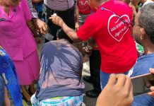 Rindu Polisi Pengayom, Warga Sanggeng Antar Kapolsek Masuk Kantor