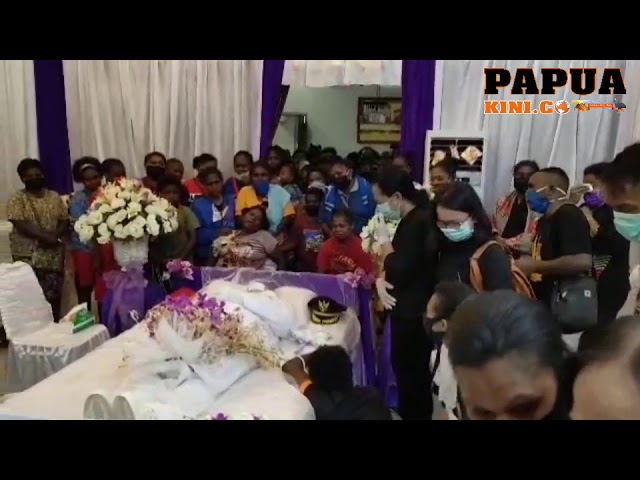 Istri Almarhum Bupati Manokwari Tiba di Rumah Duka Setelah Karantina Singkat