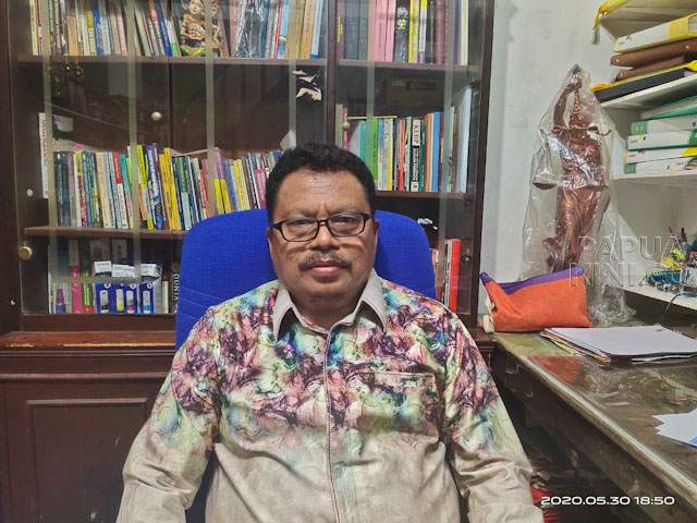 Kepala Biro Hukum Papua Barat Roberth Hammar